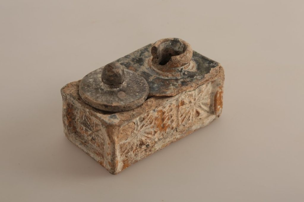 Ritrovamento senza precedenti: un calamaio mette in discussione la storia della scrittura dell’Impero Romano