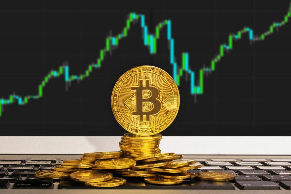 Il Bitcoin sale e supera i 91.000 dollari, mentre gli altcoin avanzano fino al 5%