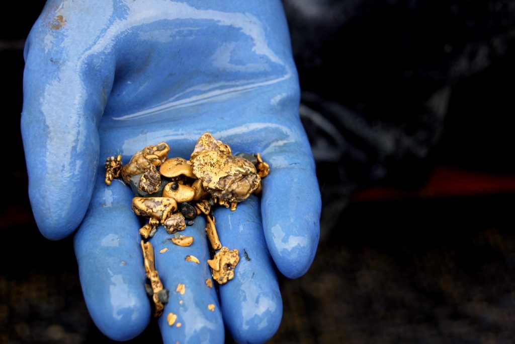 Tutti lo buttano nella spazzatura, ma contiene oro a 22 carati che può valere migliaia di dollari